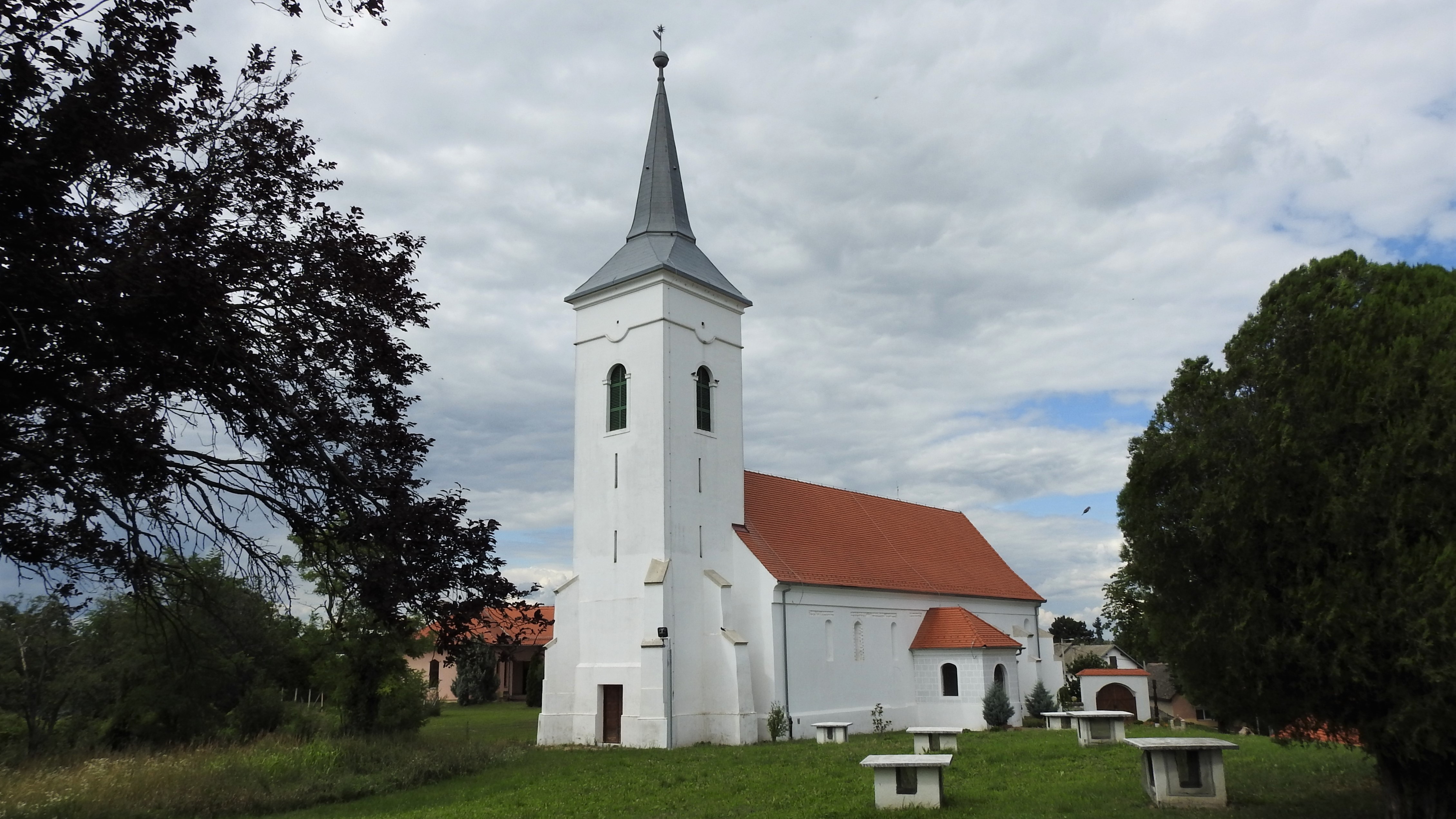 A Magyar Szó ismertetője a Hercegszöllős és zsinata könyvről